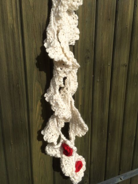 Leuke gehaakte witte sjaal met rode gehaakte bloemen voor jong en oud!